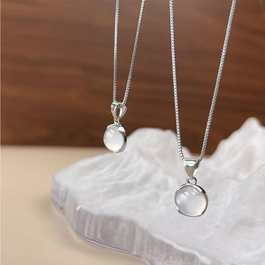 Women's Korean-style Simple Oval Pendant Necklace - Image 6