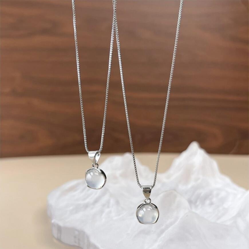 Women's Korean-style Simple Oval Pendant Necklace - Image 3