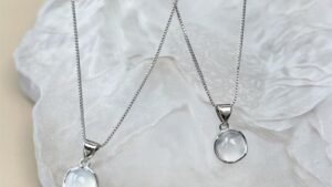 Women's Korean-style Simple Oval Pendant Necklace