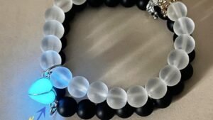 Fashion Jewelry 2pcs Handmade Crown Beaded Charms Bracelet Luminou Heart Glow In The Dark Couple Bracelet For Lover Men Women Fluorescent Gift